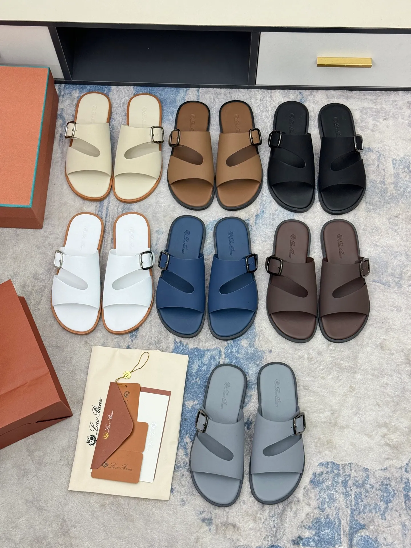 👟👟Ex-factory price 480👟👟 LP Loro Piana*👉Top genuine high-end early spring model👉Buy the original 1:1 copy💯💯💯 Founded the existing Loro Piana company on April 24, 1924. It is now the sixth generation of family business, providing high-quality products to customers who are discerning about taste and quality. ❤️Imported silk calfskin fabric, imported grade A sweat-absorbent and breathable lining 💯💯💯 Purely handmade 💯Authentic packaging Original one-to-one molded outsole The favorite sandals of Middle Eastern tycoons Code number: 38-46 (38, 45, 46 customized)